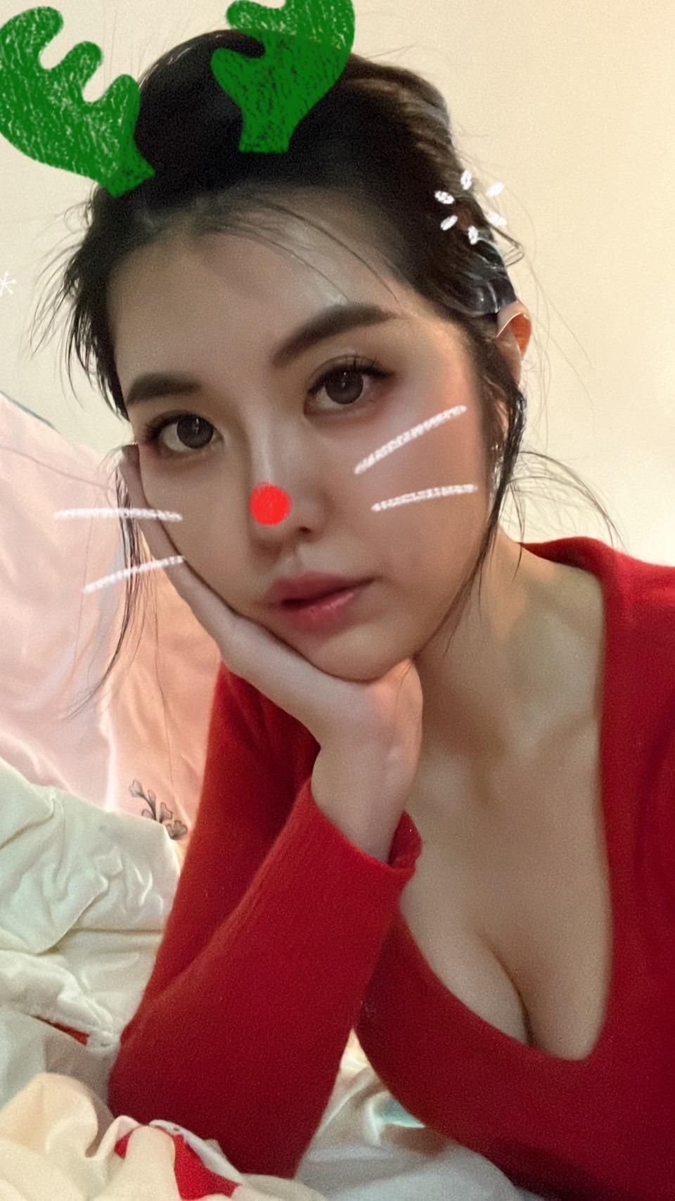 sunnybebe : 聖誕節快樂❤️喜歡節慶的氛圍,也喜歡與你在一起的感覺🥰小小性感一下😝