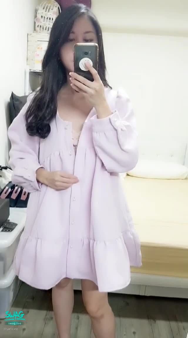 janicee : 脫掉洋裝
脫掉洋裝
裡面是可愛的睡衣💗