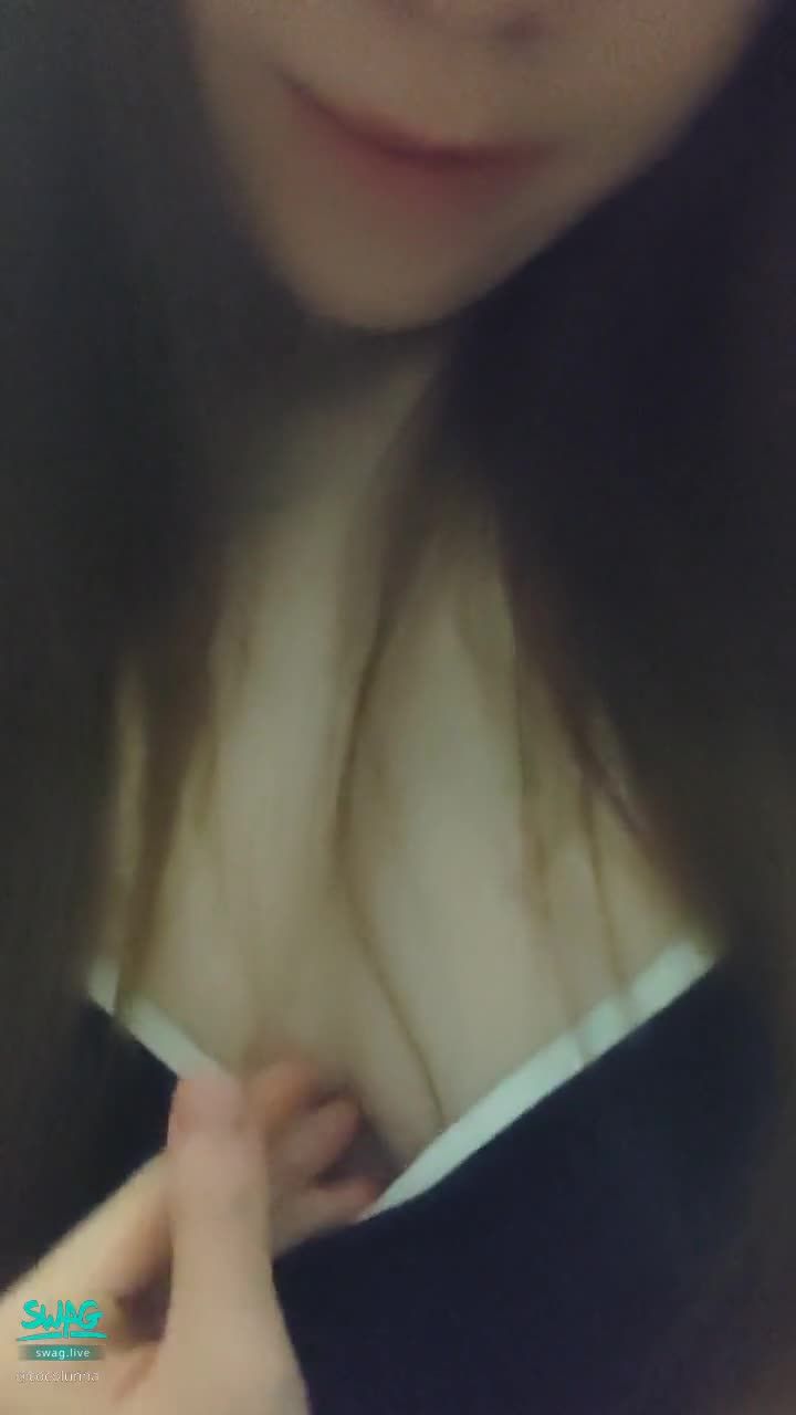 cocolunna : 晚上自己一个人在房间的时候🙈🙈
想着给棒棒舔舔就会伸出色色的舌头👅 然后就要诱惑让你把棒棒插进来让妹妹吃饱饱