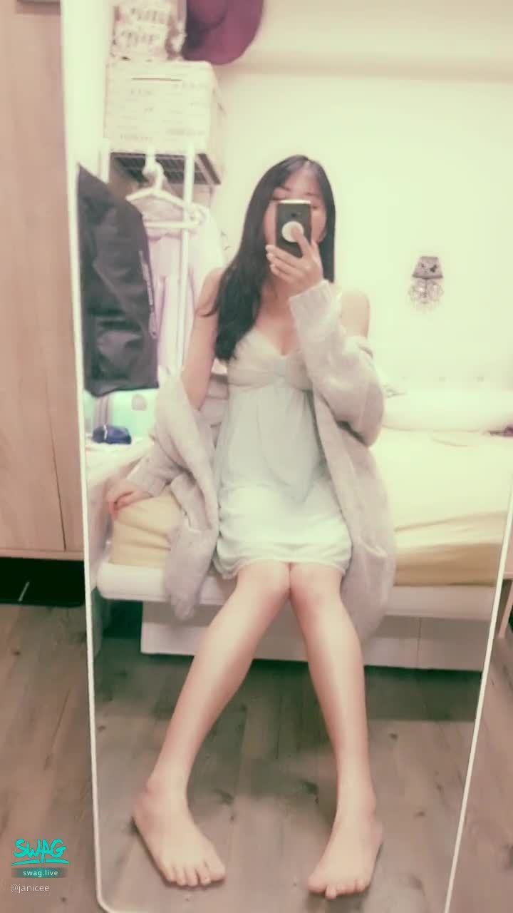  : Move the soles of your feet 💗
Beautiful legs sitting on the edge of the bed 💓
sexy pajamas under coat 💙
Deep V perspective with head down 💚
sleep dress 🌹
#美腿 #鎖骨 #細肩帶 #性感 #sexy #長髮 #光腳 #裸足 #赤腳 #短裙 #睡衣 #深V #外套