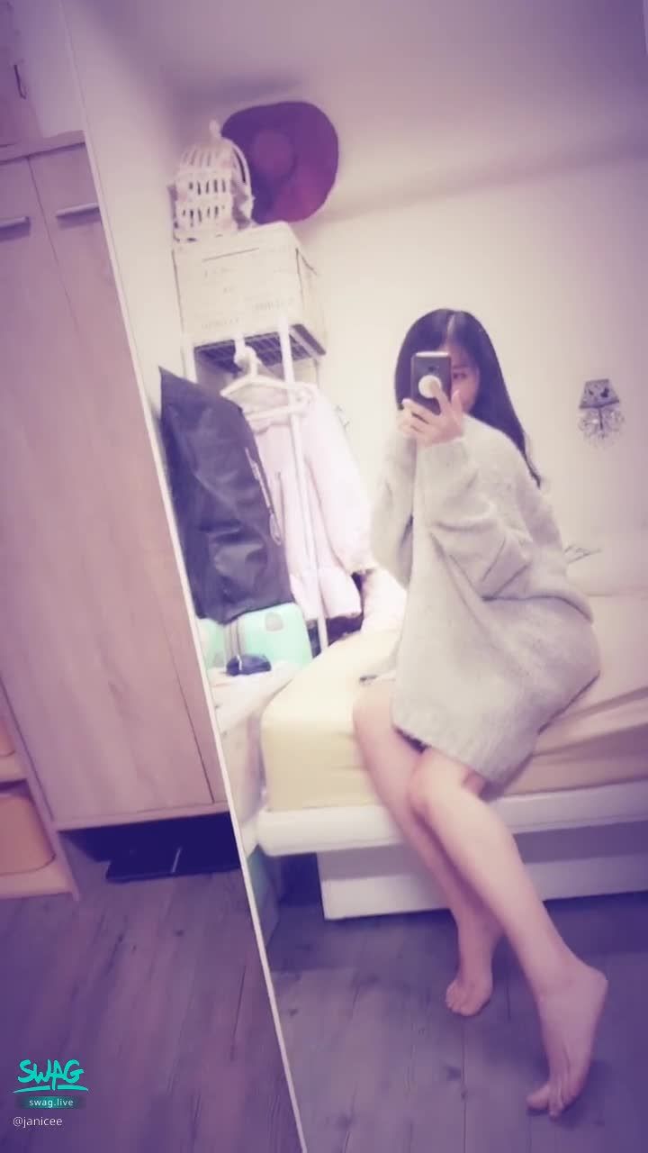 janicee : Spaghetti strap beauty back 💚
sexy pajamas under coat 💙
Deep V low cut dress ♥️
Hanging fair legs 💗
sleep dress 🌹
#美腿 #鎖骨 #細肩帶 #性感 #sexy #長髮 #光腳 #裸足 #赤腳 #短裙 #睡衣 #深V #外套