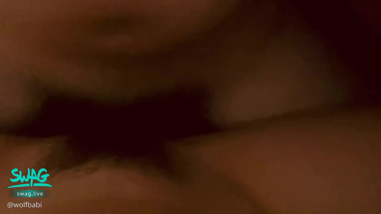  : 一早就躲在溫暖被窩裡進進出出🤫濕答答💦一下就滑進去了