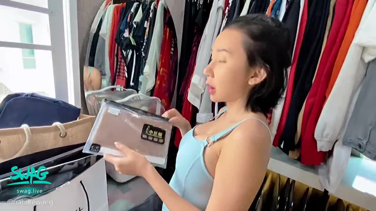 nataliewang : Cum hard in dressing room 🍑🍑🍑