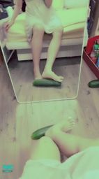  : 足交地板上的黃瓜