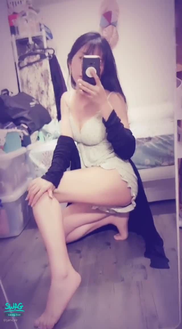 janicee : 充滿偷窺空隙的衣服👀