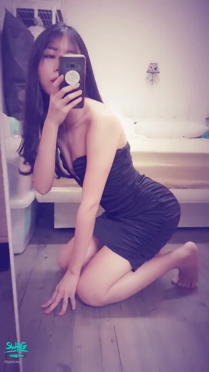  : Sexy little dress with a hole in the chest 💖
hemisphere to fall out when bent over 💋
Perfect figure and bust shape 😈
The way of hollowing out makes you full of infinite reverie on the first day of the new year 💓
Babe How did you spend New Year's Day this year?
Sexy dress 💗
#sexy #dress #小禮服 #短裙 #鎖骨 #露胸 cleavage #美腿 #長髮 #氣質 #性感 #露肩 #洋裝 #美腿 #裸足 #赤腳