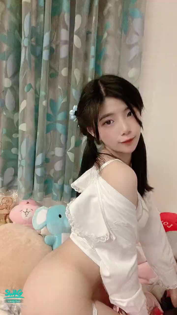annie_lovely : (下面很勁爆💥
#雙馬尾 #襯衫 #美臀 #香肩 #sexy