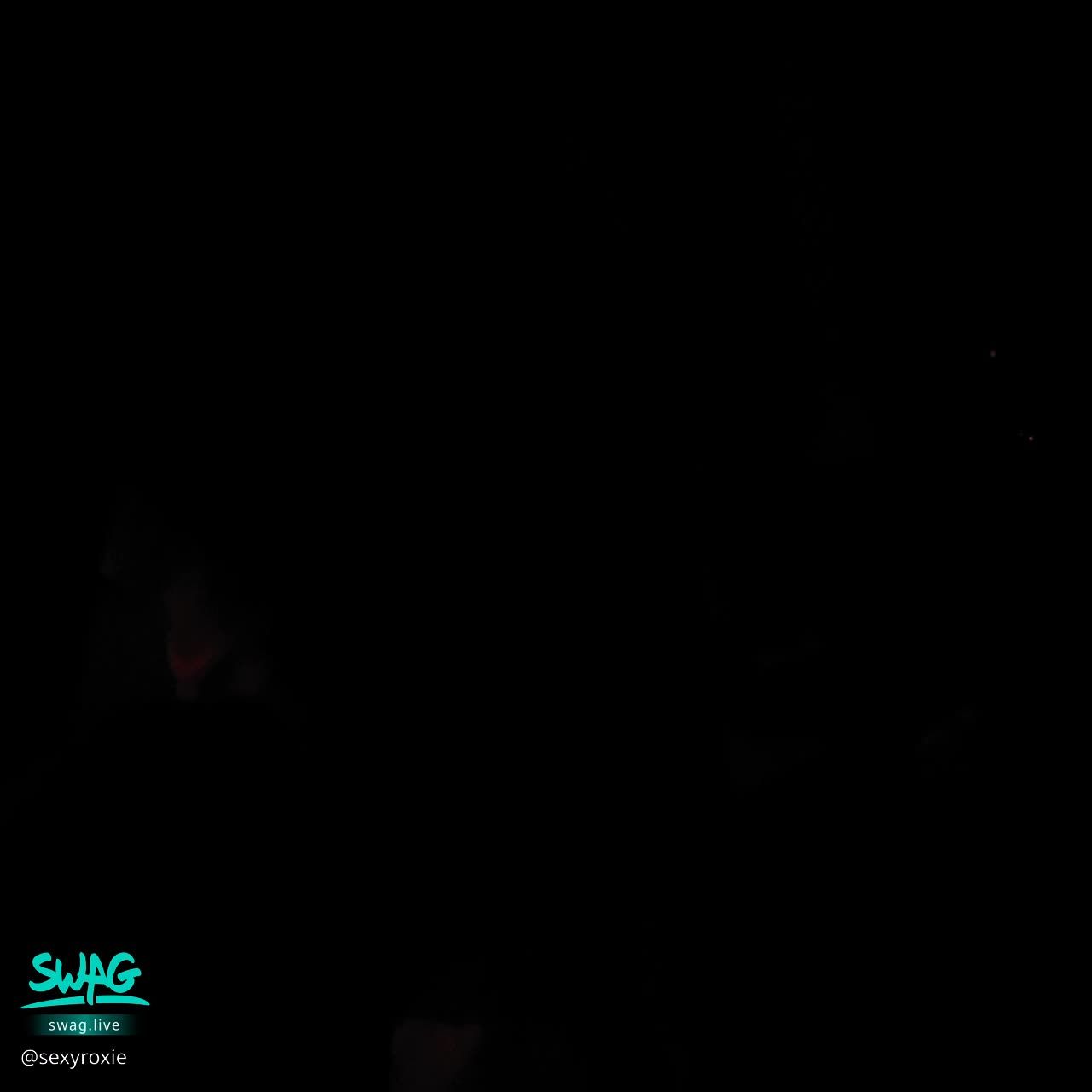 sexyroxie : 每次幹完都是這麼濕的💦
給你們聽聽每次被幹完都濕得多誇張...🥵 濕到可以抹整個外陰到肛門通通都是淫水，聽聽這聲音是不是很悅耳啊😋