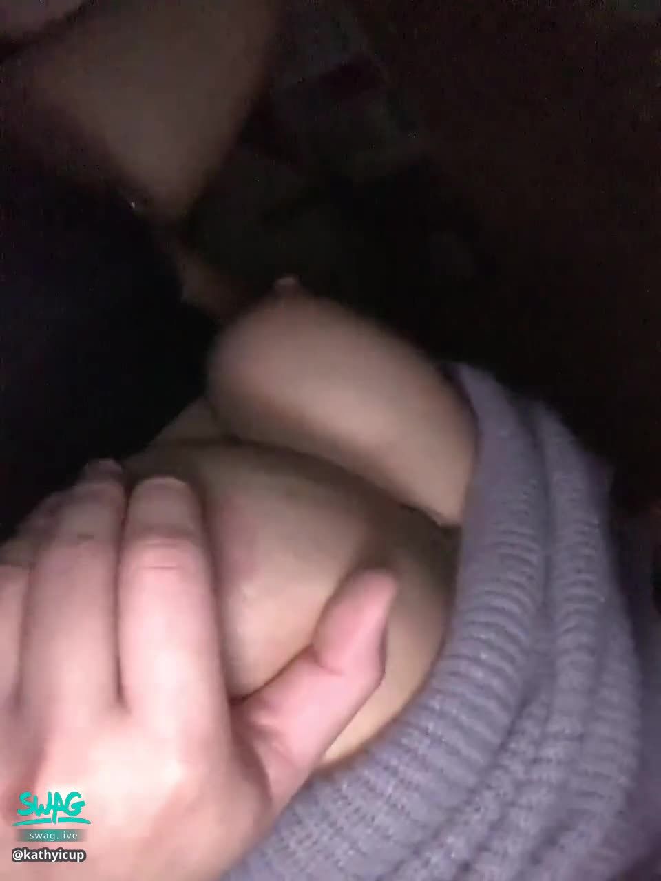  : 在包廂電影裡摸黑幫我揉奶摳穴穴😈好喜歡被這樣愛撫⋯就算嘴巴不能叫，下面也會流出水來😈💦🔞