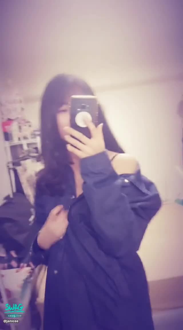 janicee : 解開襯衫💖露出黑色內著👀