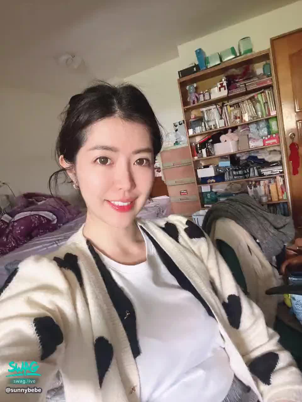 sunnybebe : 準備出門弄睫毛囉～～～❤️