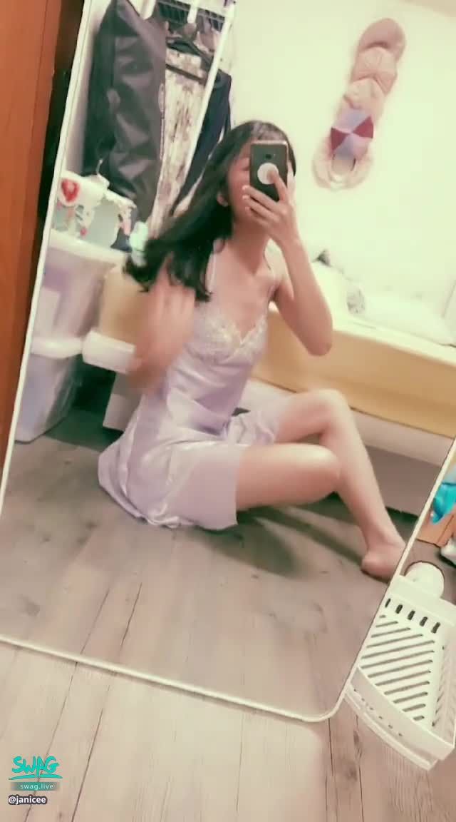 janicee : 半透明裙擺下的美腿💖