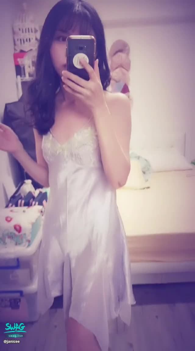 janicee : 貼身絲質睡衣下的美腿💗