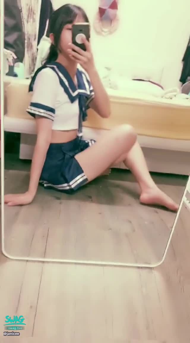 janicee : 地板上交叉著制服裙特別美腿♥️