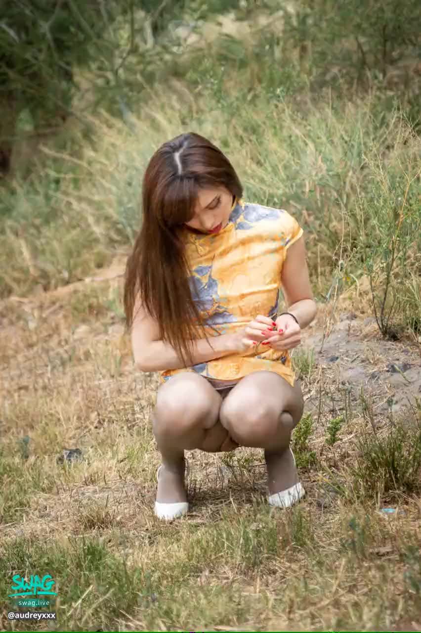 audreyxxx : 金色旗袍美女
🙈 🙉 🙊m腿放尿你看過嗎