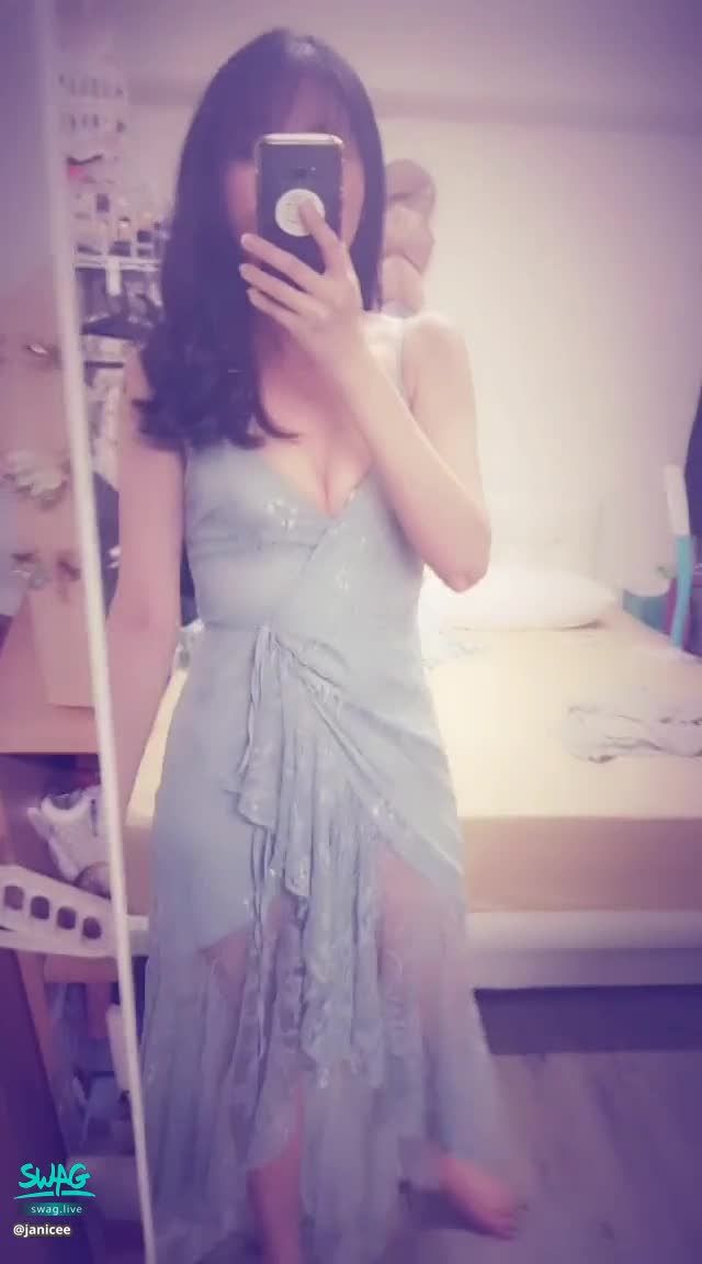 janicee : 藏不住的內衣與深V🌹