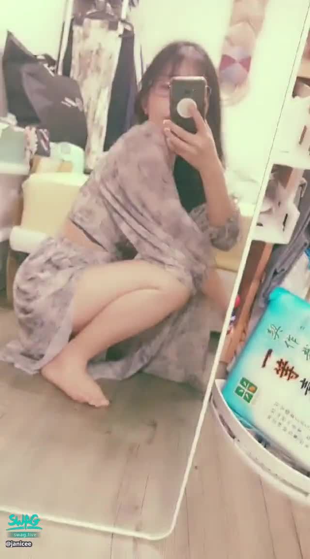 janicee : 看見內衣下緣與美腿💖