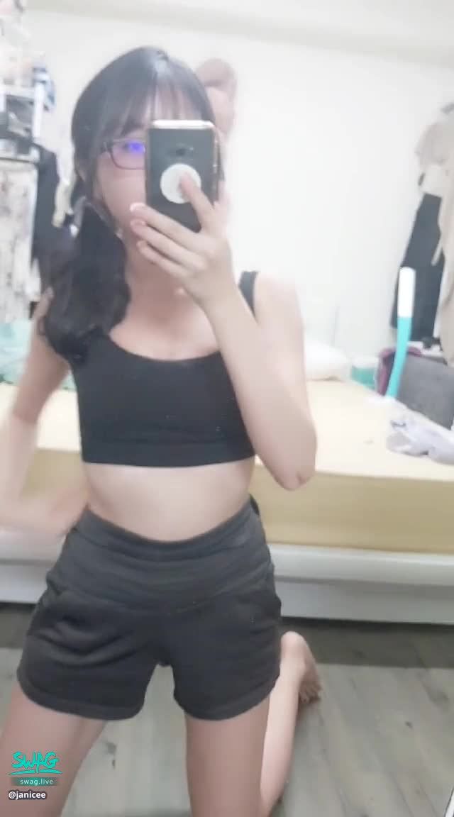 janicee : 運動內衣與馬尾💋