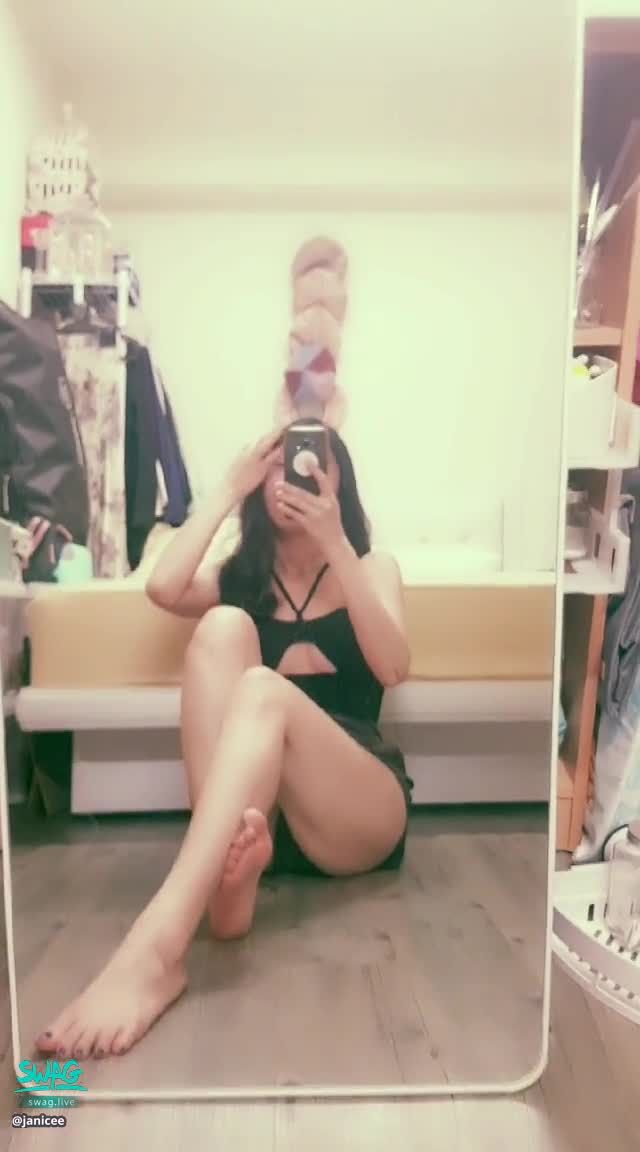  : 露胸小可愛💚