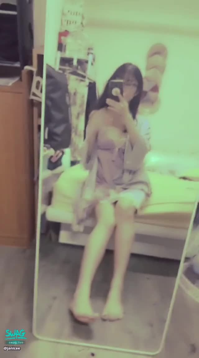 janicee : 開衩裙擺下的美腿💋