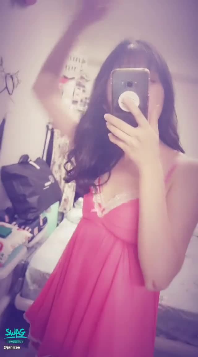 janicee : 露出美背與美腿🌹