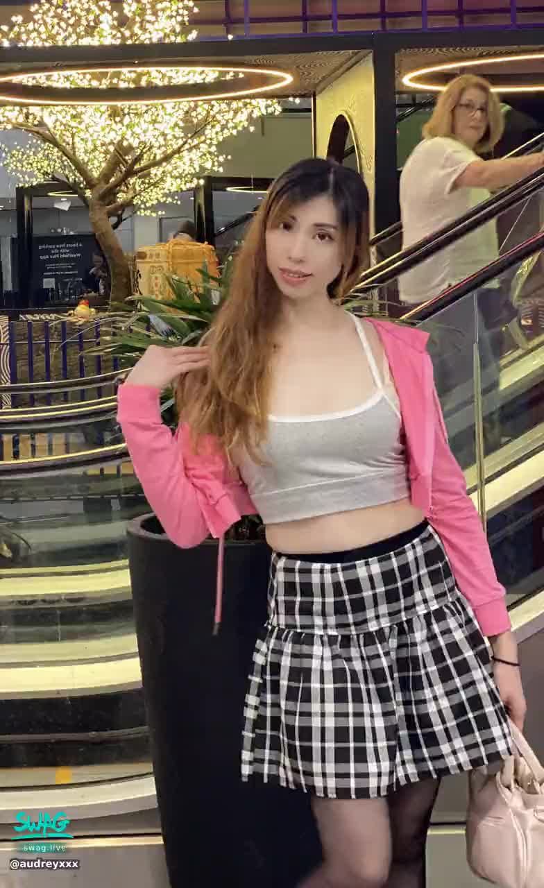 audreyxxx : 這是一個看著下體帶著震蛋的女孩子的眼神