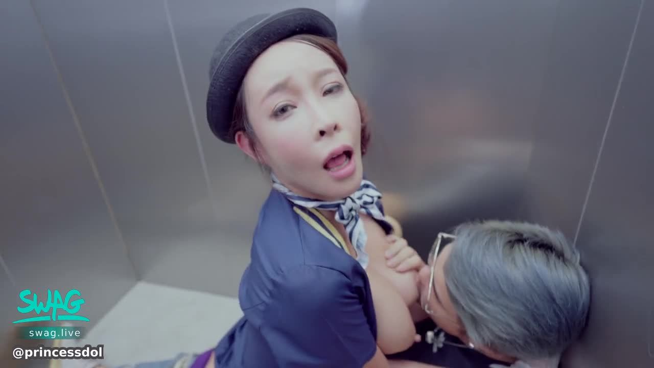  : 在乘客身上自己來 好舒服！ #巨乳 #騎乘式 #BigTits #Cowgirl