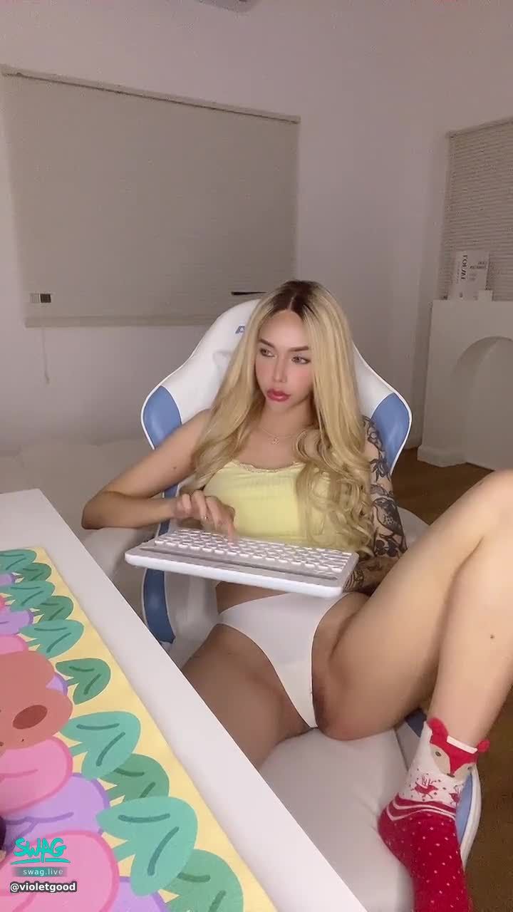 violetgood : I’m starting getting horny while playing computer 🖥️💦🫣