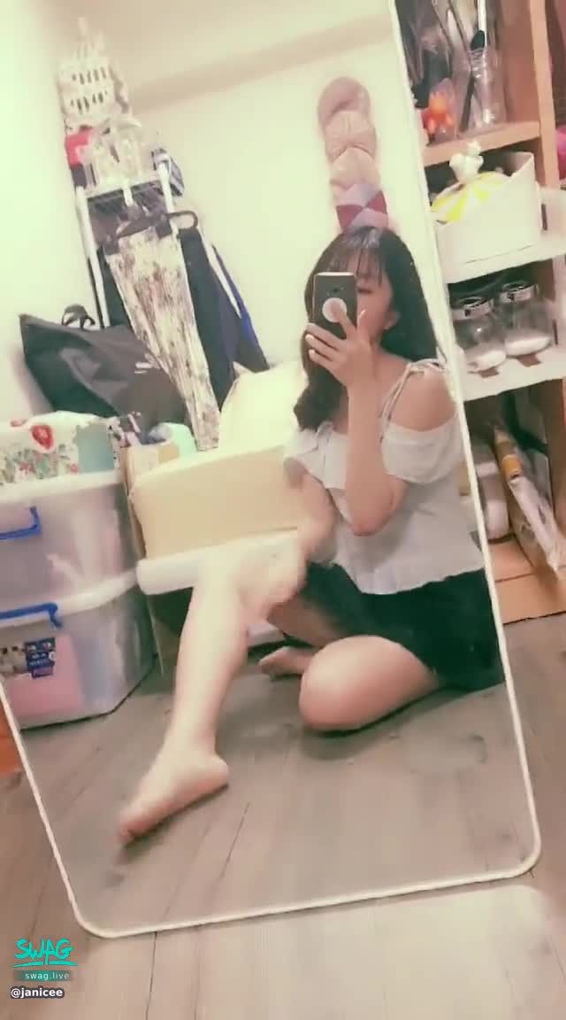 janicee : 若隱若現的短裙裙底😈