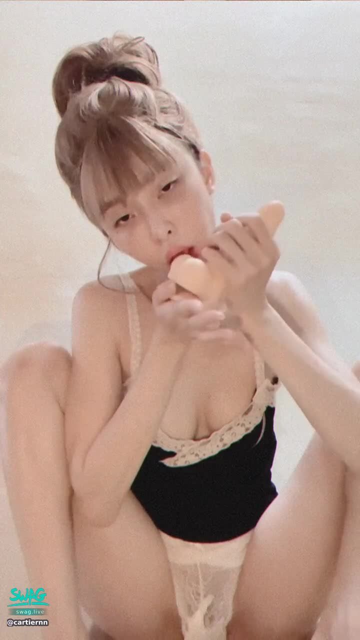  : Ｍ字腿大開舔假屌，津津有味 #變裝 #情趣衣物 #美乳 #少女(18+) #Cosplay #Lingerie #Busty #Teen(18+)