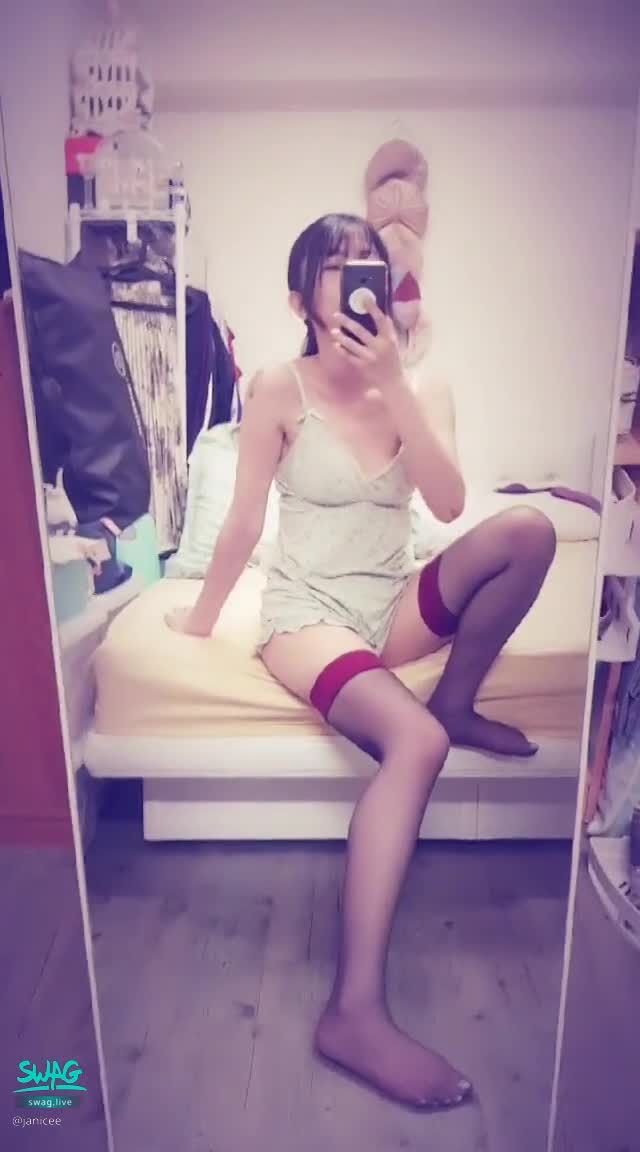 janicee : 酒紅色的絕對領域💓