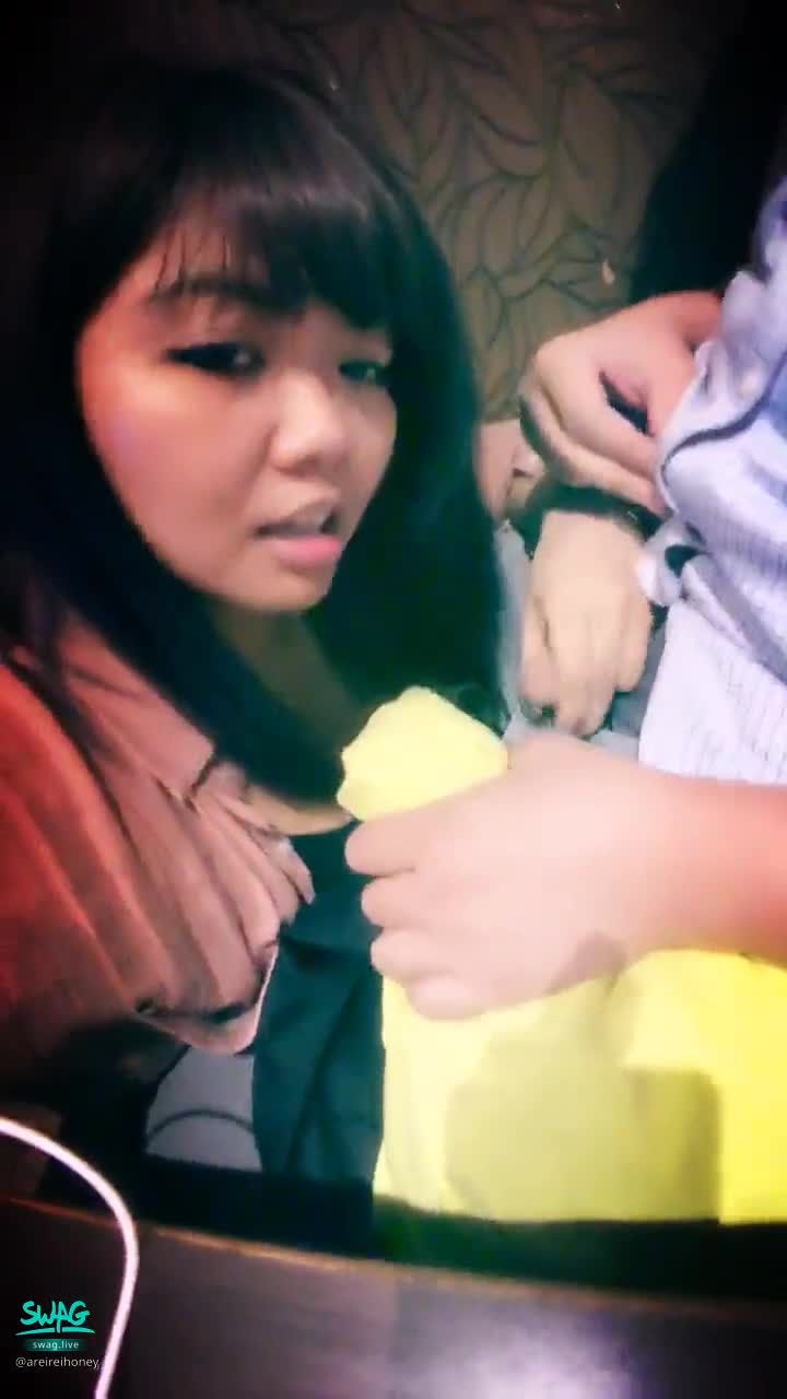 areireihoney : 超刺激!在KTV包廂幫砲友吃屌!好怕服務生進來! #口交 #BlowJob