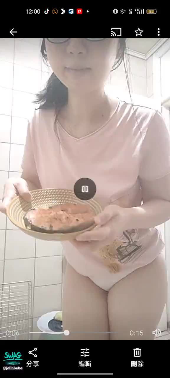 jolinbebe : f奶女神做迷迭香煎鮭魚。哥哥們 來吃爆