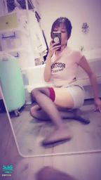 janicee : 微露內衣下擺的上衣😈
短褲下的絕對領域⭐
一抹酒紅色的膝上襪💗
Sexy thigh💙
#sexy #膝上襪 #絕對領域 #短褲 #美腿 馬尾 #黑絲 #性感 #貼身 #長髮 #腿控 #可愛