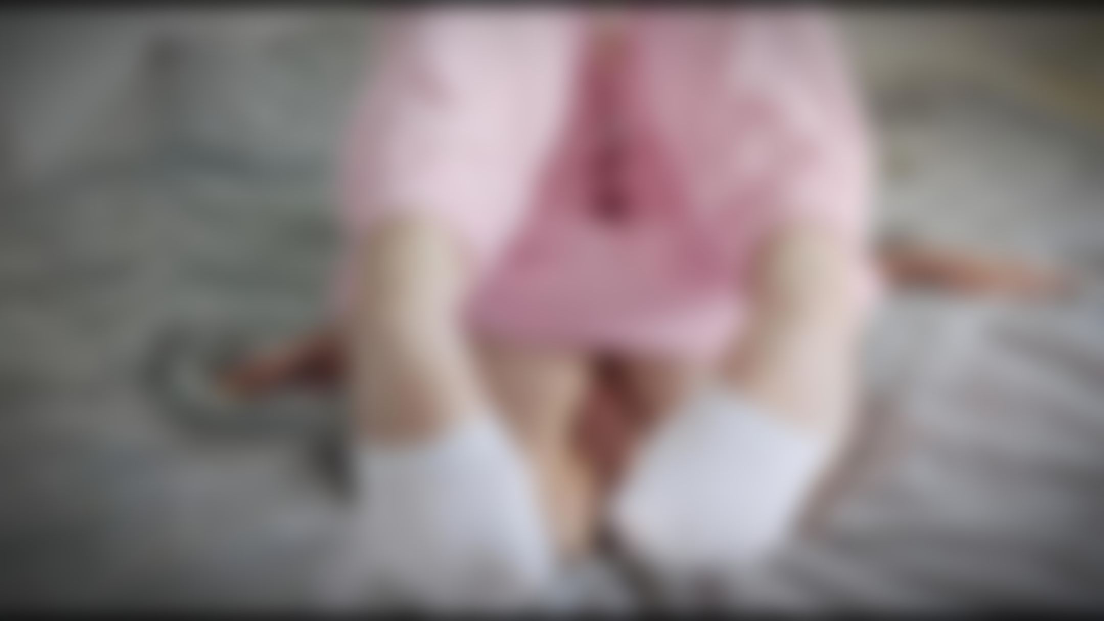 mooneysweety : 女孩在粉红色的裤子和白色的袜子玩她的阴部