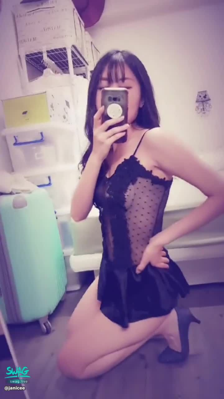 janicee : Beautiful buttocks under a tutu 💙
The beautiful buttocks turned around under the very short skirt 😈
Sexy translucent gauze showing butt 💗
black tutu 💖
ballet 🎀
#性感 #美腿 #鎖骨 #長髮 #足控 #腿控 #黑髮 #蕾絲 #睡衣 #高跟鞋 #lace