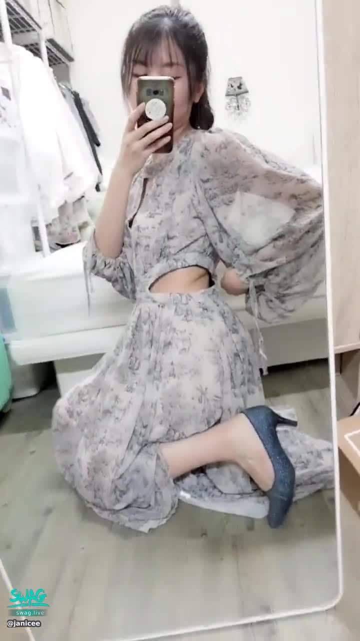 janicee : Dresses that reveal the hem of the underwear 💗
The hollowing out of the hem of the underwear ⭐
Outfits with digging holes ♥️
Barefoot vs. wearing high heels 👠
sexy waist and chest 💋
sexy hollow 🌹
#馬尾 #長髮 #性感 #腿控 #高跟鞋 #開衩 #美腿 #腿控 #鏤空 #洋裝 #sexy #足控