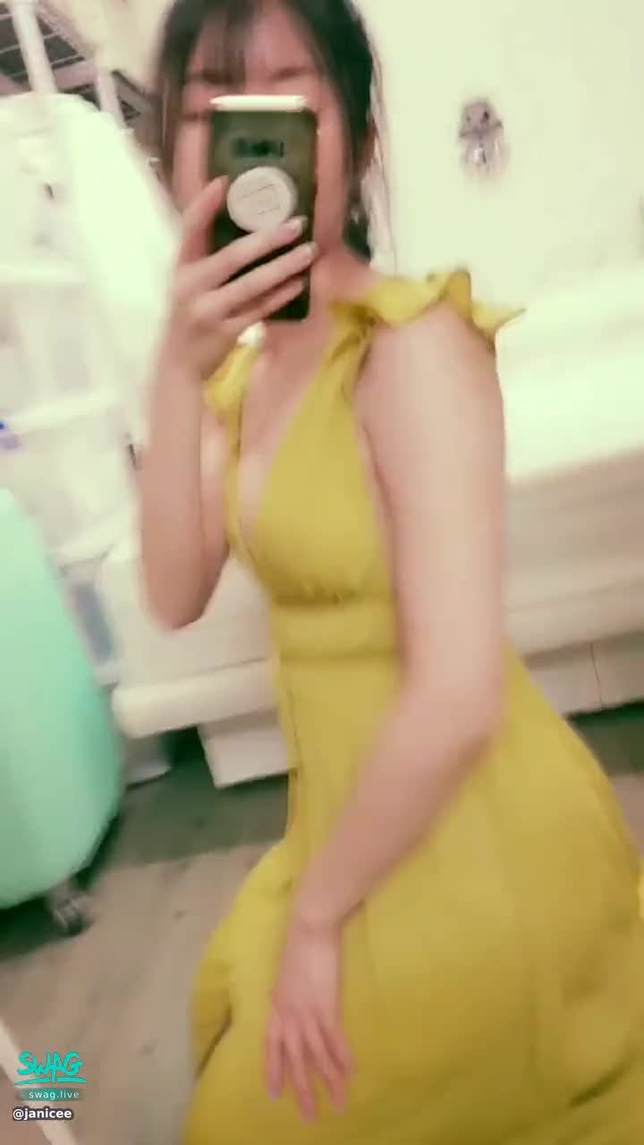 janicee : The edge of the nu bra is running out
sexy deep V 👀
Show the edge of the nu bra 😈
The slit skirt reveals fair and beautiful legs 💖
Side cutouts reveal underarms 💚
mustard dress 💓
#馬尾 #長髮 #性感 #腿控 #赤腳 #裸足 #開衩 #美腿 #腿控 #鎖骨 #洋裝 #sexy