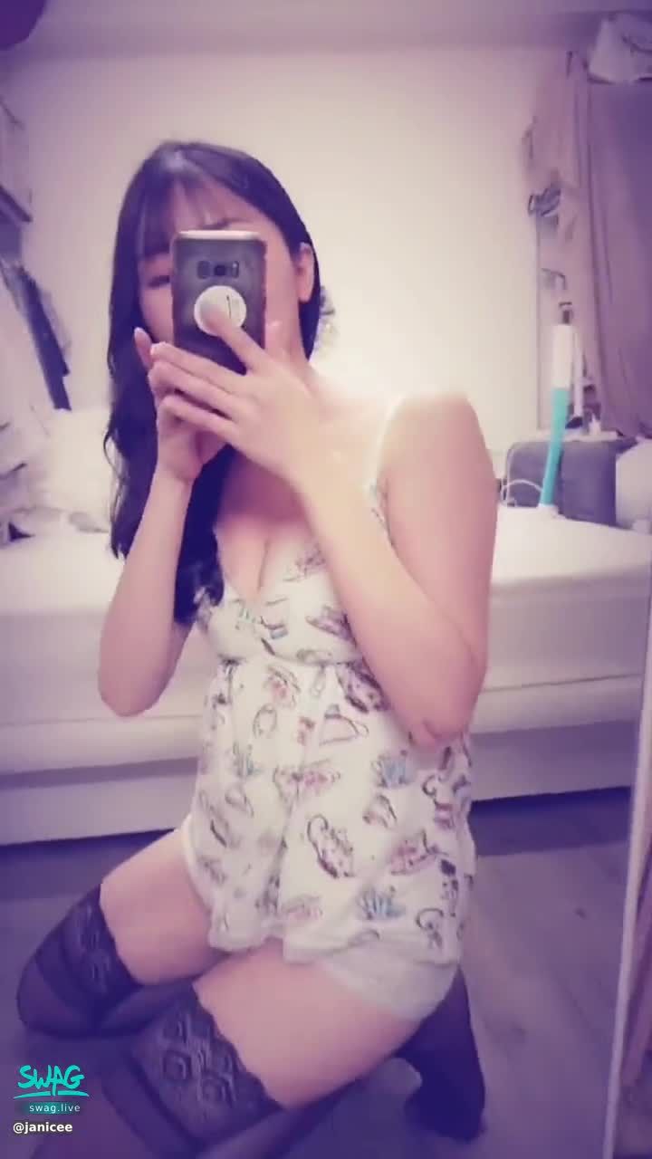 janicee : 黑絲腳底與美胸😈