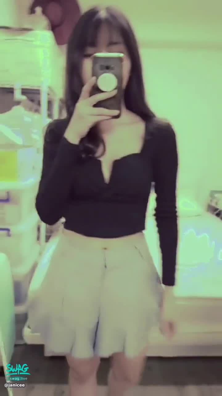  : 露出美腿的小短裙🌹