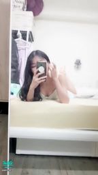 janicee : 把性感酥胸放在床上♥️
放下一側肩帶😍
把胸部放在床上⭐
胸口像罩杯的睡衣💚
露出白皙美腿🎀
#腿控 #足控 #美腿 #低胸 #睡衣 #細肩帶 #鎖骨 #赤腳 #裸足