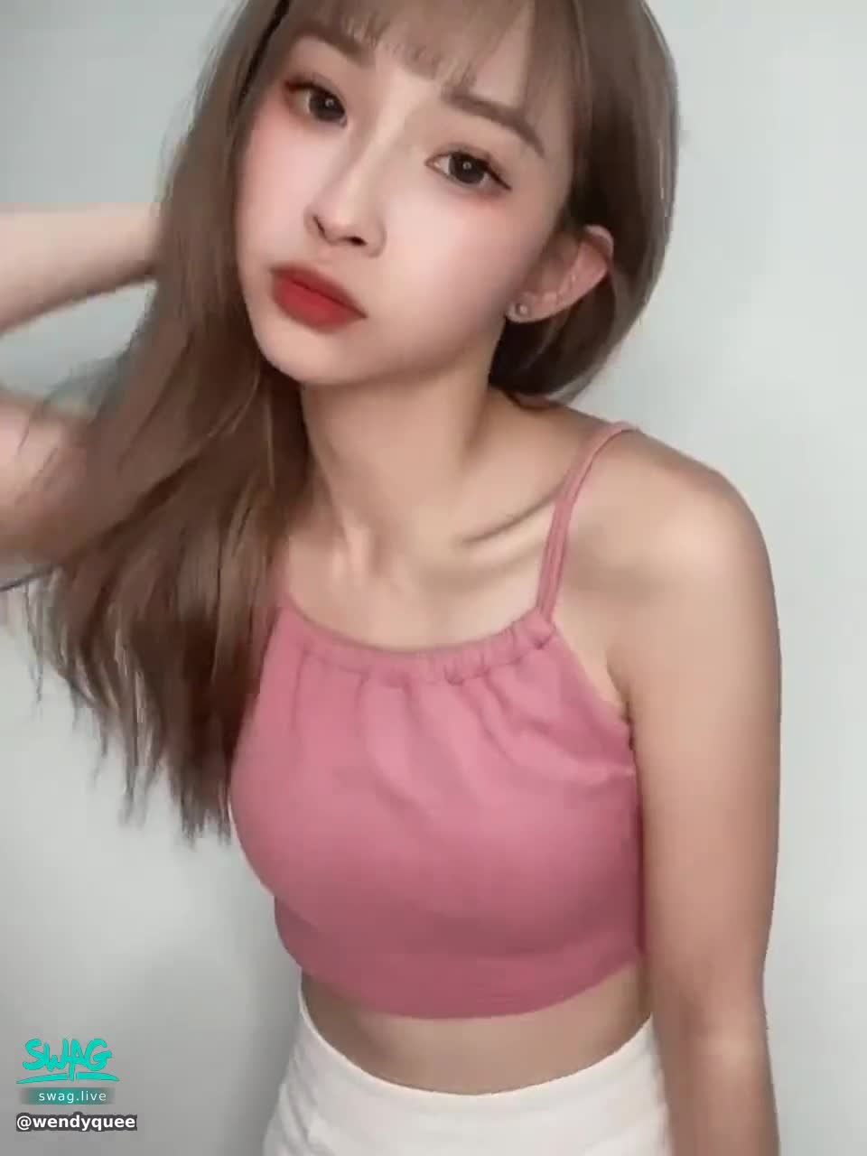 wendyqueen : 今天沒穿內衣就出門😳😳