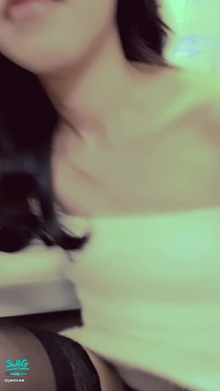 janicee : 揉胸♥️
揉揉胸,給你看黑絲的腳底⭐
毛茸茸的貼身性感洋裝🌹
近拍蕾絲黑絲大腿襪美腿💋
Furry💓
#性感 #美腿 #鎖骨 #長髮 #足控 #腿控 #黑髮 #蕾絲 #膝上襪 #黑絲 #低胸 #洋裝 #絕對領域