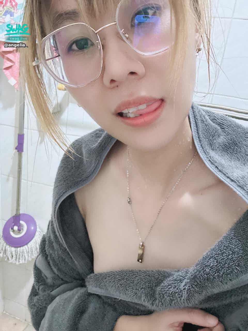 angelia_ : 誰能來幫安琪洗澡呢~~