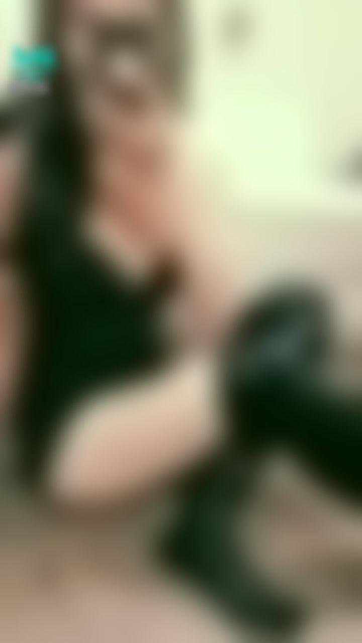 janicee : 手指伸入性感黑馬甲胸口的鏤空處💓
藏不住的姣好曲線😈
完美身材比例嶄露無遺💋
Black corset🌹
#corset #sexy #馬甲 #鎖骨 #長髮 #低胸 #美腿 #絕對領域 #膝上襪 #黑髮 #性感