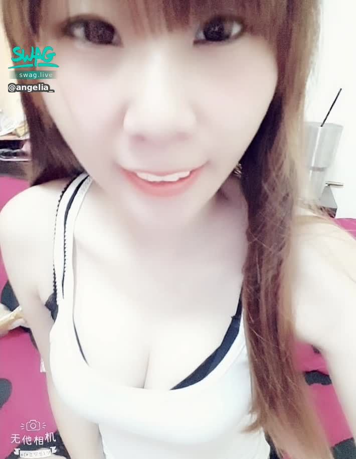 angelia_ : 小母狗在思考要不要開播呢?要的私訊跟我說~