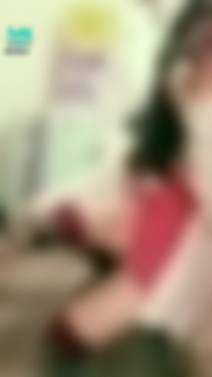 janicee : 戴著黑框眼鏡😎
高跟鞋配上黑絲的美腿👠
露出白皙的肌膚💚
床上的紅色睡衣💖
Sleep wear⭐
#sexy #鎖骨 #長髮 #美腿 #細肩帶 #黑髮 #低胸 #睡衣 #膝上襪 #黑絲 #絕對領域 #深V