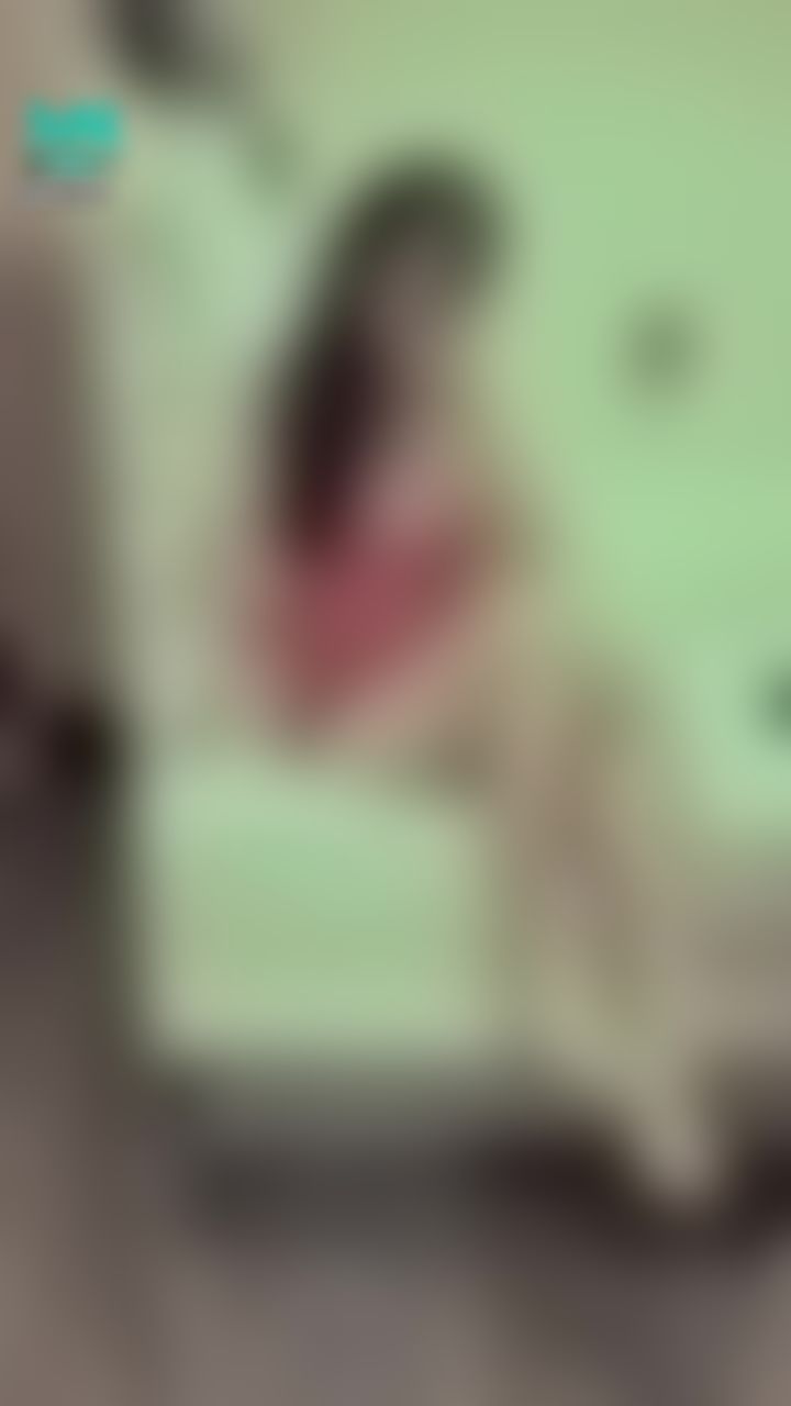 janicee : 放下肩帶，露出白皙的肌膚💚
紅色低胸睡衣M字腿💖
Sleep wear⭐
#sexy #鎖骨 #長髮 #美腿 #細肩帶 #黑髮 #低胸 #睡衣 #赤腳 #裸足 #深V