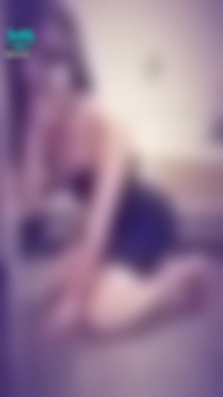 janicee : 胸部挖空的洋裝💚
貼身曲線，清楚看見揉奶的波動♥️
Black dress💗
#sexy #乳溝 #足控 #短裙 #肩膀 #低胸 #美腿 #腿控 #裸足 #鎖骨 #赤腳 #長髮 #揉奶
