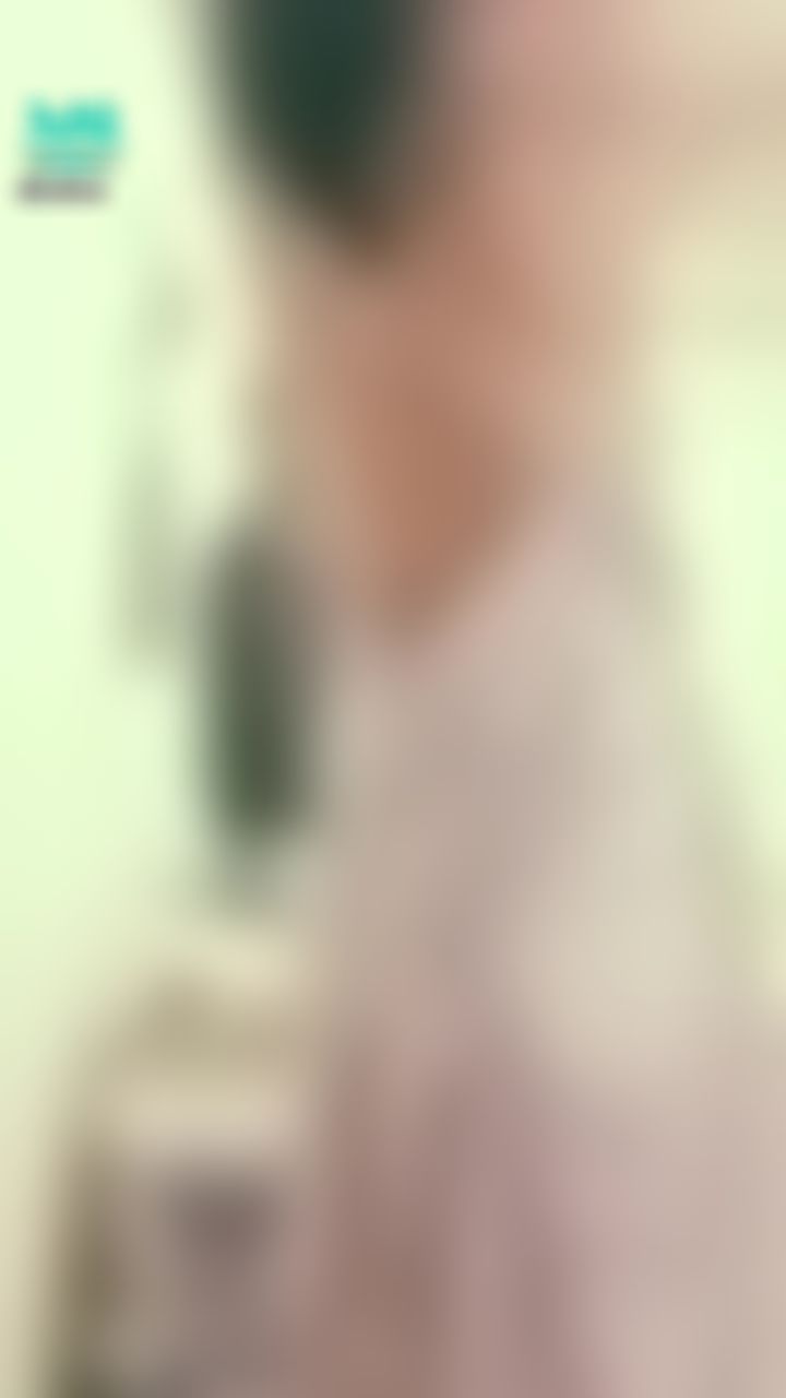 janicee : 美背的誘惑💓舔舔嘴💋
緞面睡衣的透明裙擺👀微曝光的坐姿👀
超薄的布料♥️
silky touch😍
#細肩帶 #長髮 #睡衣 #sexy #裸足 #緞面 #赤腳 #裸足 #鎖骨 #美腿 #腿控 #足控 #美背